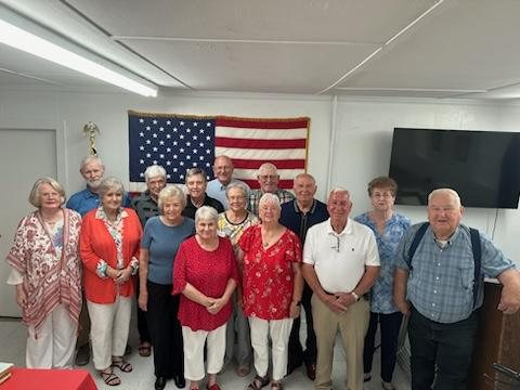 Everyone gathers to get one last picture together before departing.